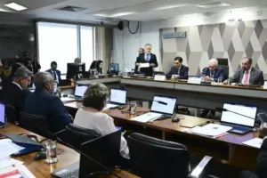 CCJ em reunião para analisar a PEC do fim da escala 6x1.
