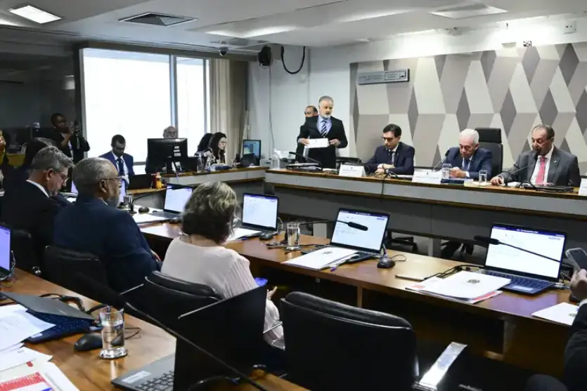 CCJ em reunião para analisar a PEC do fim da escala 6x1.