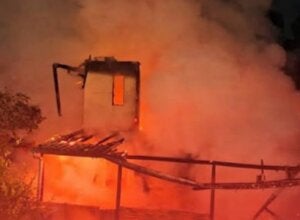 Residência pegando fogo.