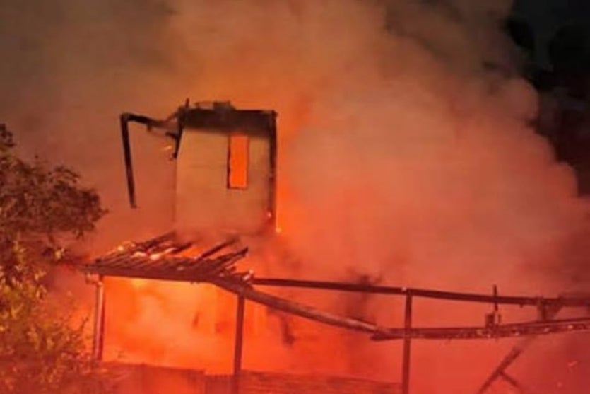 Residência pegando fogo.