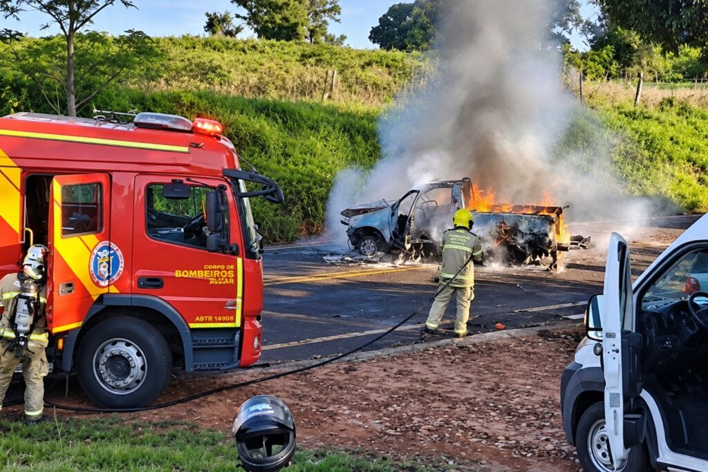 Colisão entre dois veículos deixa três pessoas feridas e causa incêndio em carro na PR-490; vídeo