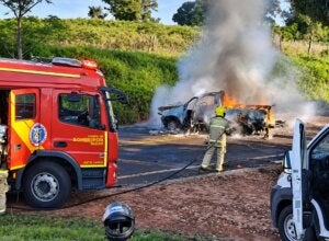 Colisão entre dois veículos deixa duas pessoas feridas e causa incêndio em carro na PR-490; vídeo