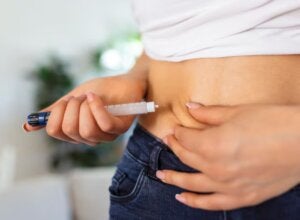 Caneta emagrecedora sendo aplicada na barriga de usuário.