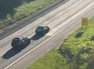 Perseguição com helicóptero termina com carro batido, fuga a pé e apreensão de droga na PR-323; vídeo