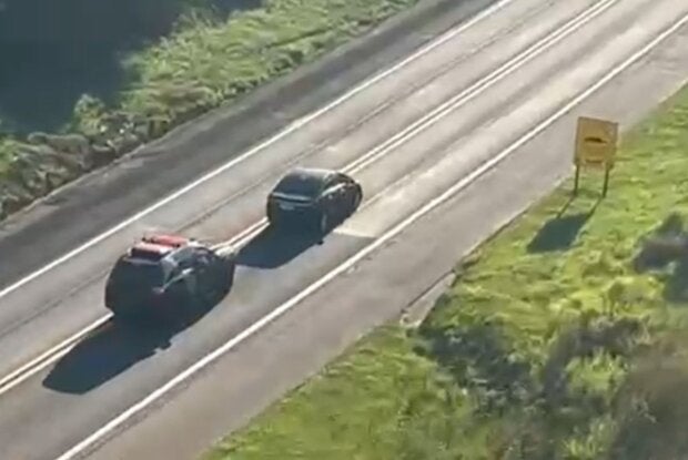 Perseguição com helicóptero termina com carro batido, fuga a pé e apreensão de droga na PR-323; vídeo