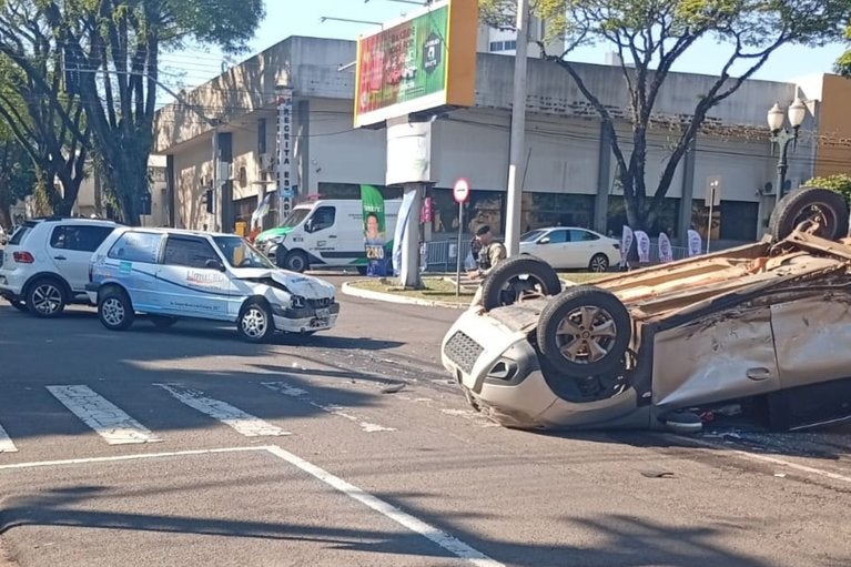 Vídeo mostra momento em que carro capota e fica de ponta-cabeça em Umuarama; confira