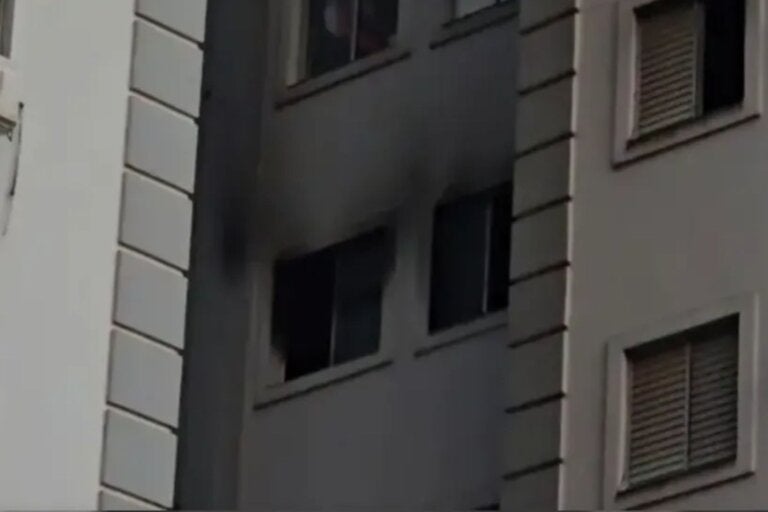 Mãe e filha são resgatadas de apartamento em chamas no Paraná