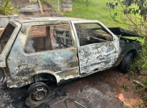 Veículo é incendiado e abandonado no Jardim Califórnia, em Altônia