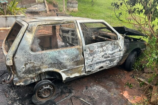 Veículo é incendiado e abandonado no Jardim Califórnia, em Altônia