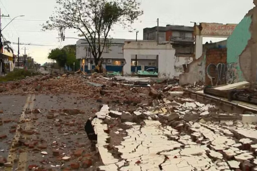 Prédio desaba durante ventania de 89 km/h em Pelotas, no Rio Grande do Sul