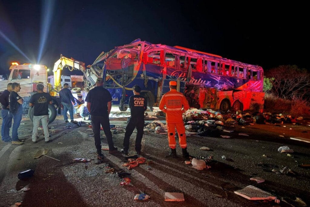 Colisão entre ônibus e carreta deixa 6 mortos e dezenas de feridos na BR-116, em MG