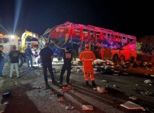 Colisão entre ônibus e carreta deixa 6 mortos e dezenas de feridos na BR-116, em MG