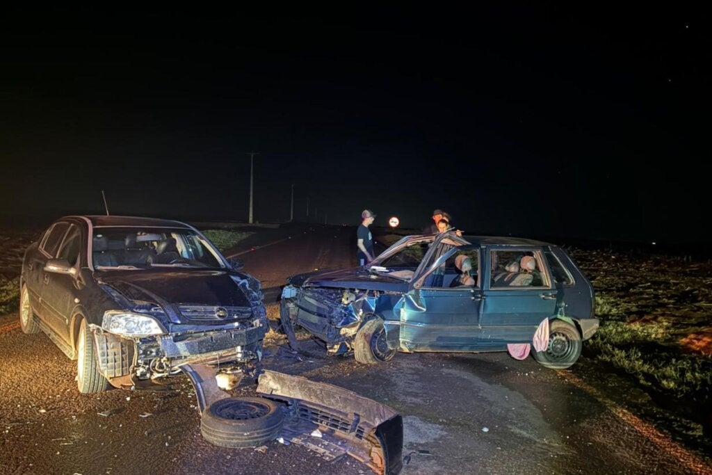 Colisão entre dois carros deixa cinco pessoas feridas na PR-364, em Assis Chateaubriand