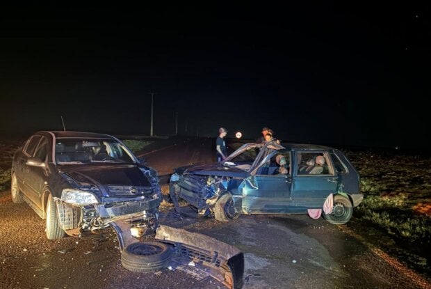 Colisão entre dois carros deixa cinco pessoas feridas na PR-364, em Assis Chateaubriand