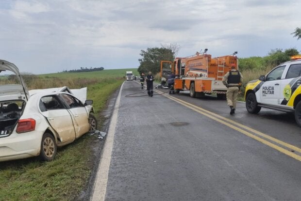 Batida e incêndio deixam três mortos após ultrapassagem irregular na rodovia PR-317