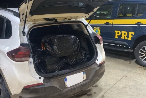 Motorista tenta atropelar policiais, foge e é preso com maconha em Alto Paraíso