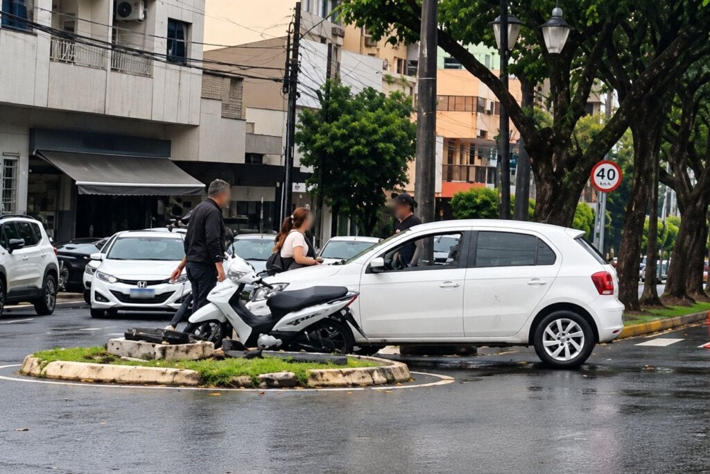 Colisão entre carro e motoneta deixa jovem ferida no centro de Umuarama