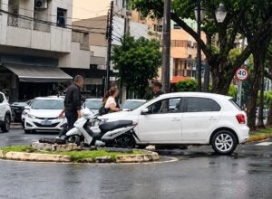 Colisão entre carro e motoneta deixa jovem ferida no centro de Umuarama