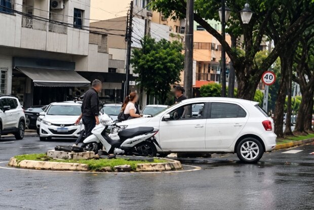 Colisão entre carro e motoneta deixa jovem ferida no centro de Umuarama