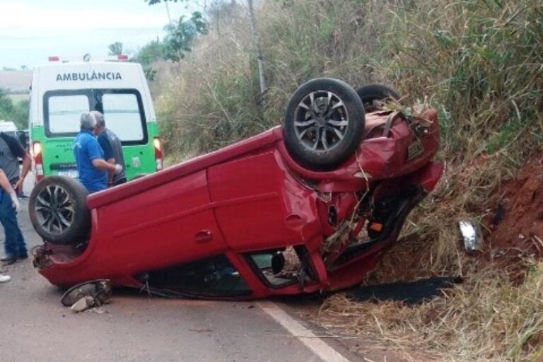 Carro capotado entre Umuarama e Mariluz.