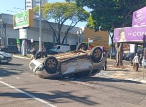 Duster fica de ponta-cabeça após colisão com Uno na avenida Paraná, em Umuarama; veja o vídeo