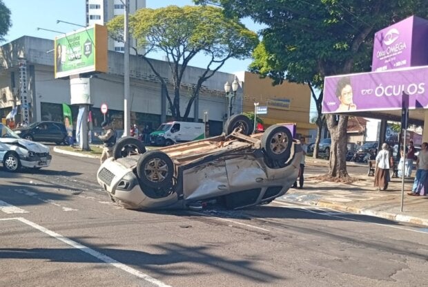 Duster fica de ponta-cabeça após colisão com Uno na avenida Paraná, em Umuarama; veja o vídeo