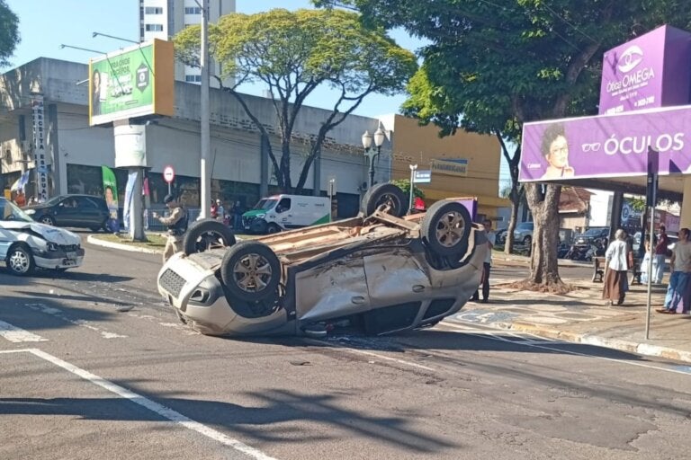 Duster fica de ponta-cabeça após colisão com Uno na avenida Paraná, em Umuarama; veja o vídeo
