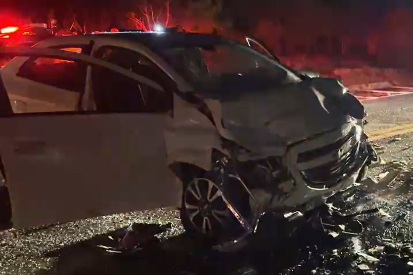 Colisão frontal entre dois carros deixa dois mortos na PR-323, em Perobal; com vídeo
