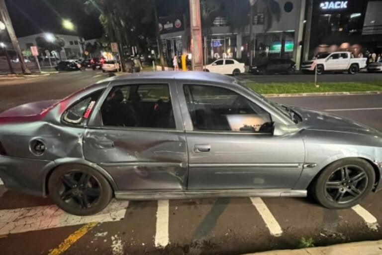 Polícia Militar atende acidente entre carro e moto em cruzamento de avenidas de Umuarama