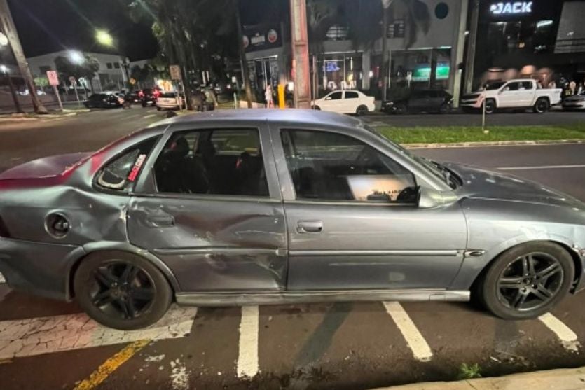 Polícia Militar atende acidente entre carro e moto em cruzamento de avenidas de Umuarama