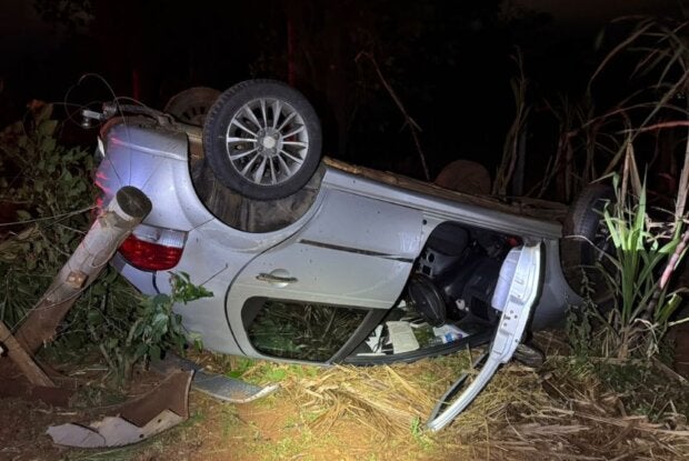 Carro sai da pista, bate em cerca e capota na Estrada Canelinha, em Umuarama