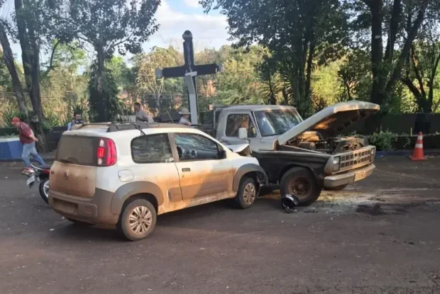Acidente entre moto, carro e caminhonete deixa um morto na PR-239