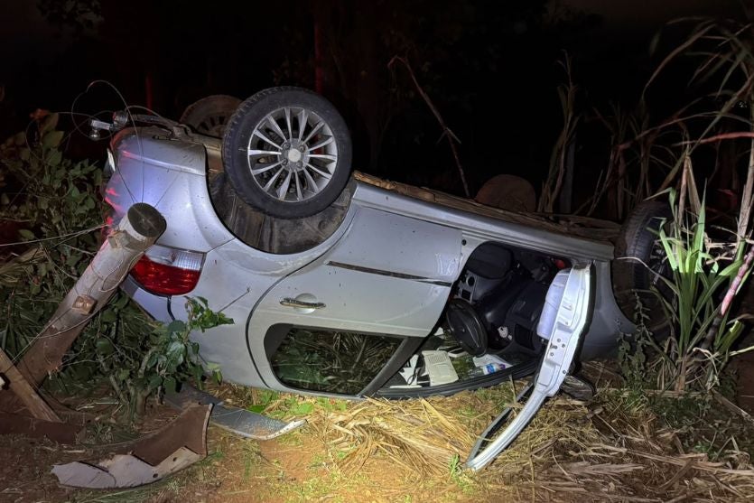 Carro sai da pista, bate em cerca e capota na Estrada Canelinha, em Umuarama