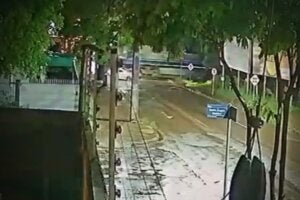 Momento em que carro é atingido por locomotiva em Sarandi.