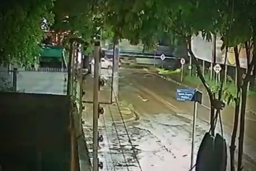 Momento em que carro é atingido por locomotiva em Sarandi.