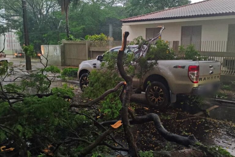 Após temporal com morte, Umuarama ainda pode ter chuva forte nesta noite de terça para quarta