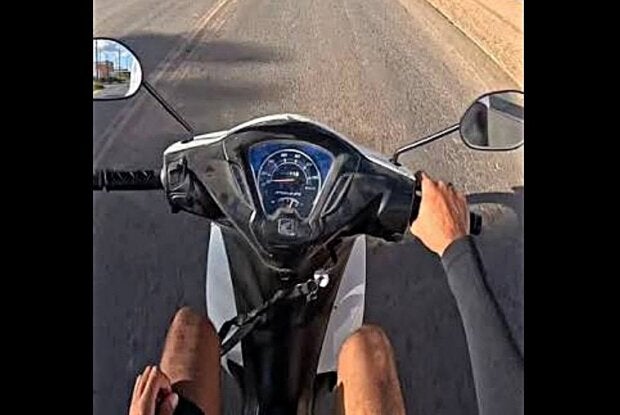 Homem não retorna com celular e moto da namorada e PM registra apropriação indébita