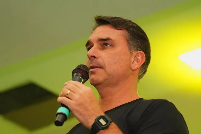 Assessora de Flávio Bolsonaro negociou emenda com condenado no caso Marielle, aponta PF