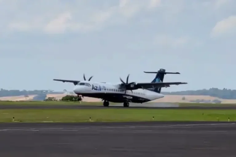 Avião da Azul assusta ao tocar pista e arremeter no Paraná; veja o vídeo