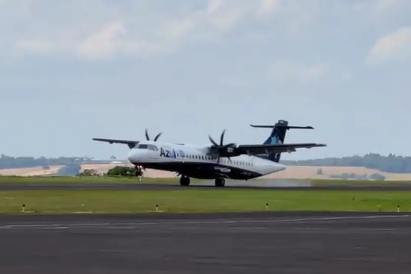 Avião da Azul assusta ao tocar pista e arremeter no Paraná; veja o vídeo