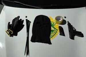 Balaclava, armas e enfocador.