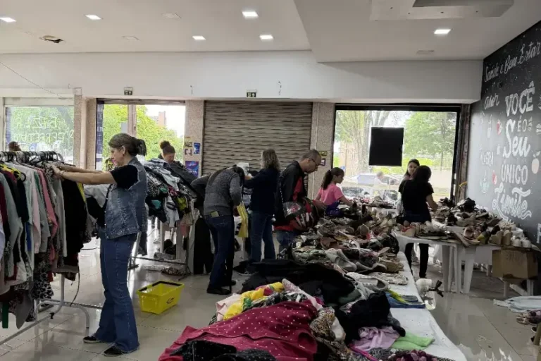 Bazar do Santuário do Perpétuo Socorro oferece roupas com preços baixos até sábado