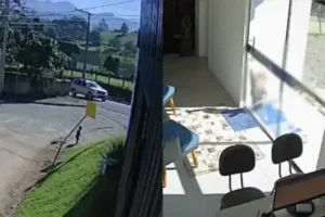 Frames dos vídeos que mostram o bebê que escapou de creche e foi até o trabalho da mãe.