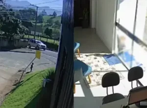 Frames dos vídeos que mostram o bebê que escapou de creche e foi até o trabalho da mãe.