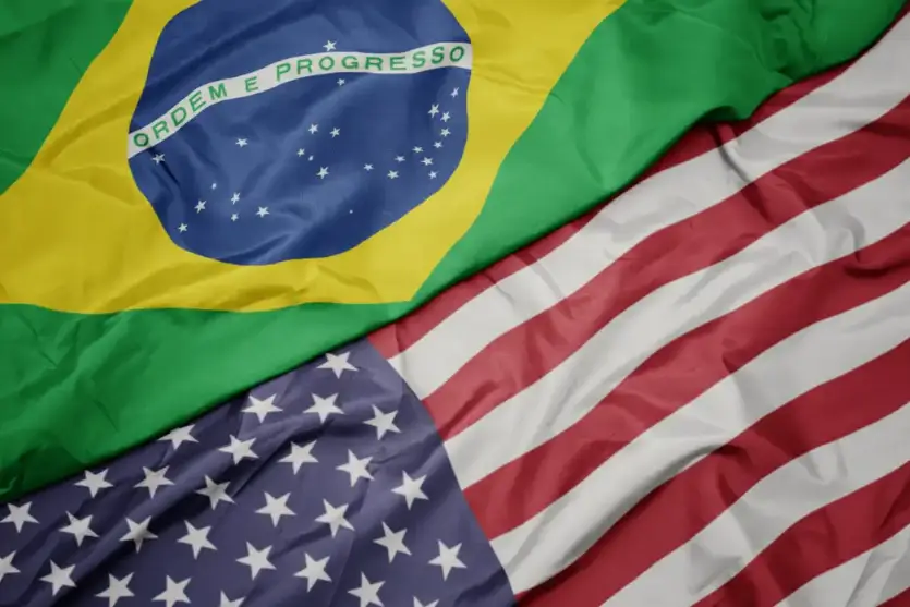 Bandeiras dos EUA e Brasil.