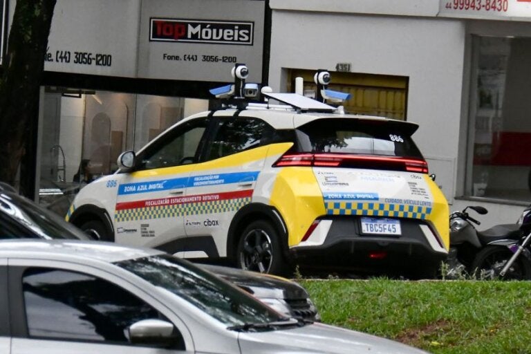 Carros elétricos passam a fiscalizar o estacionamento Zona Azul Digital em Umuarama
