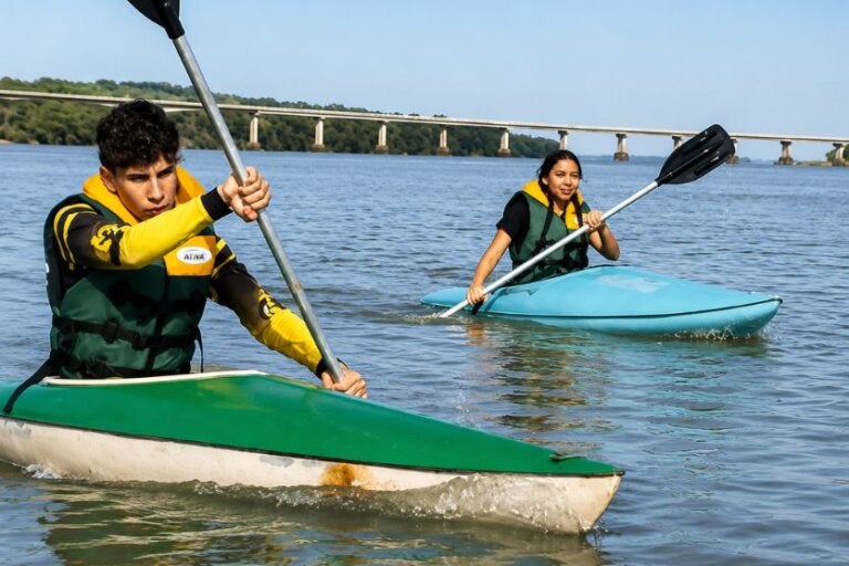 Alunos aprendem canoagem no rio Paraná por meio de projeto em colégio de Icaraíma