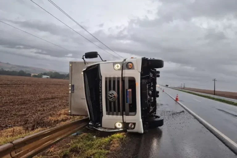 Caminhão carregado com embalagens tomba após ventania na BR-163, no Paraná