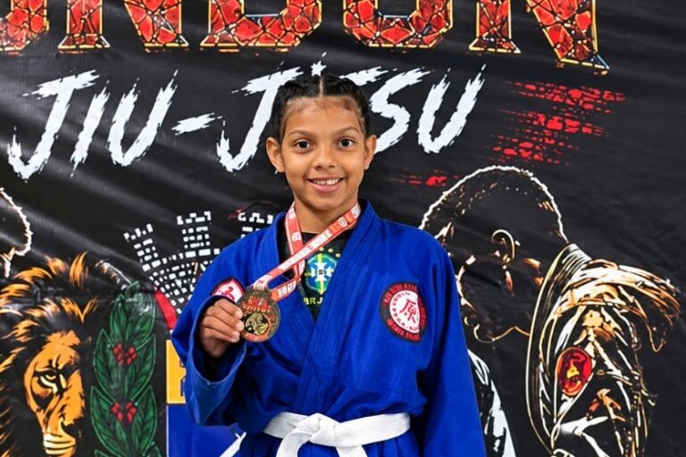 Aos 9 anos, Yasmim já finaliza adversárias no Jiu-Jitsu e conta com Umuarama para viajar; ajude