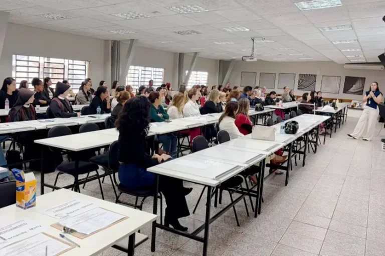Capacitação reúne mais de 70 profissionais da assistência social em Umuarama